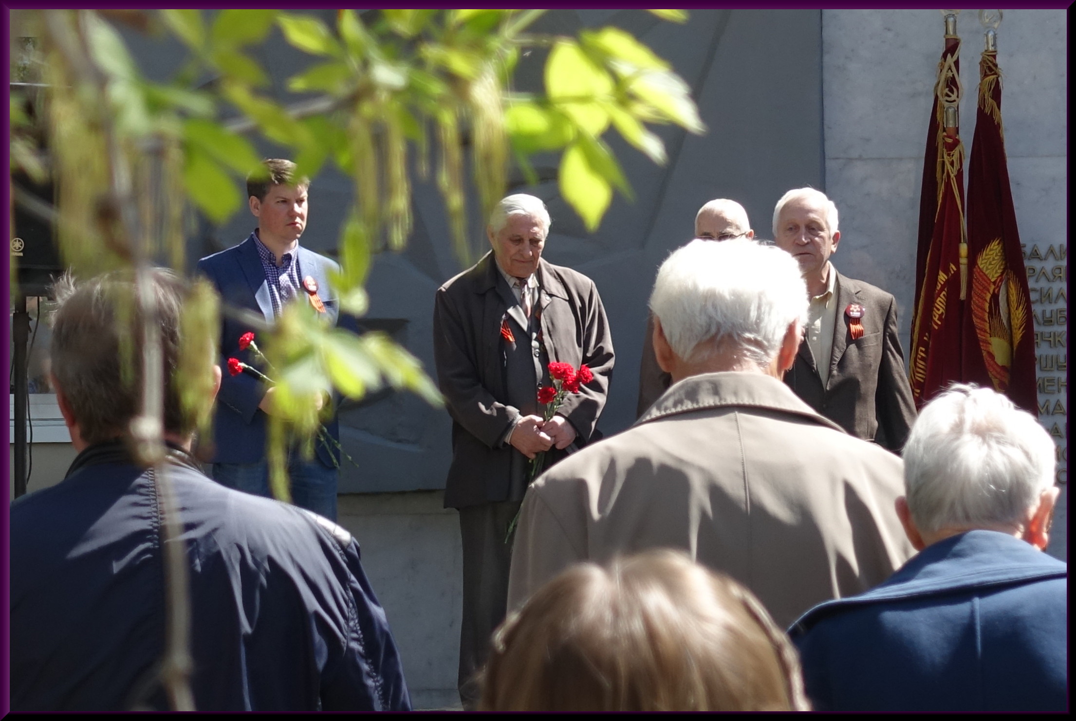 Ветераны ВОВ, бывшие сотрудники ЭНИМС, на митинге, посвящённом Дню Победы.