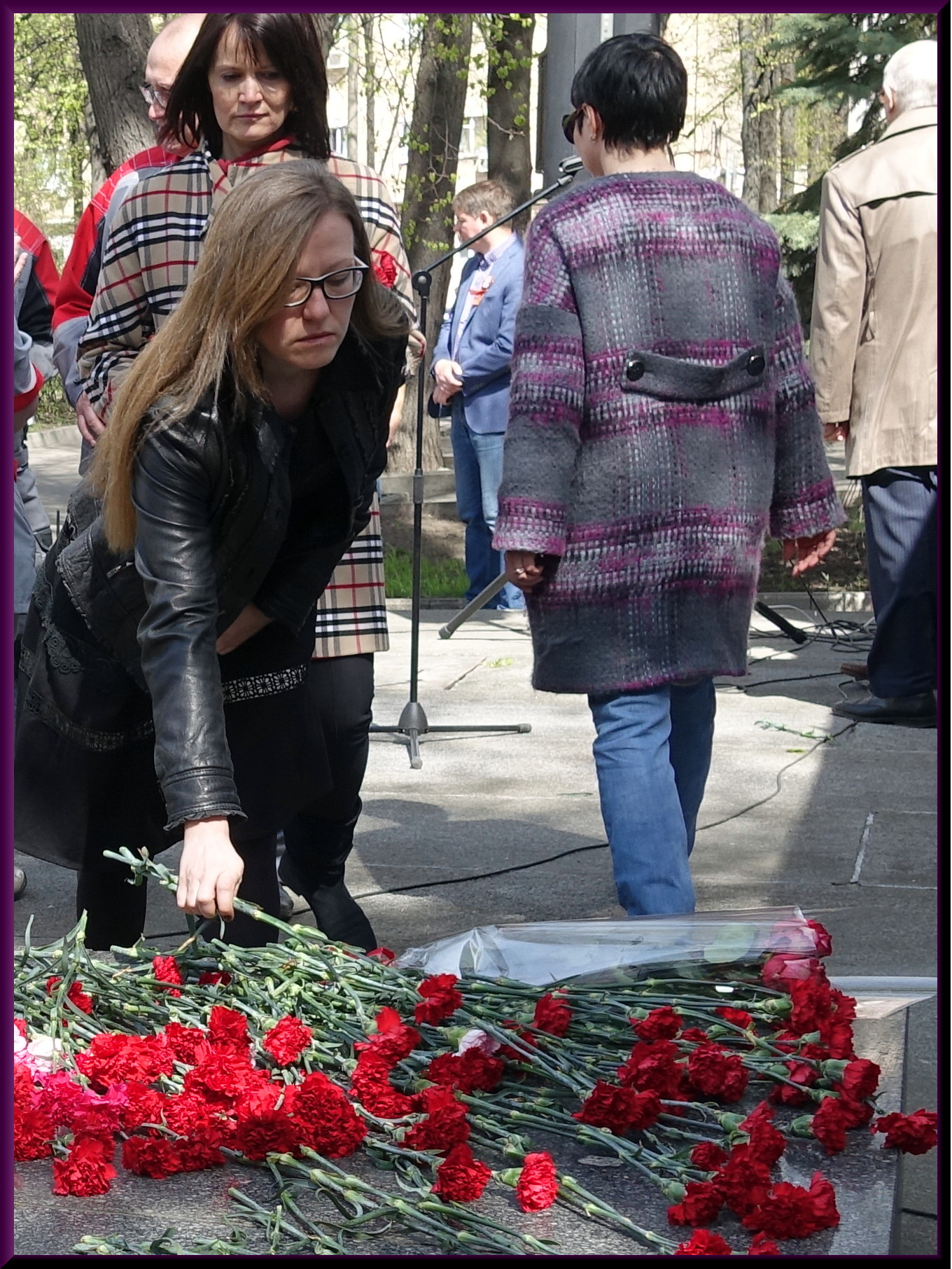 Сотрудники и арендаторы ЭНИМС возложили цветы к мемориалу