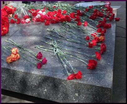 Цветы к мемориалу 9 мая 2017 (территория ЭНИМС)